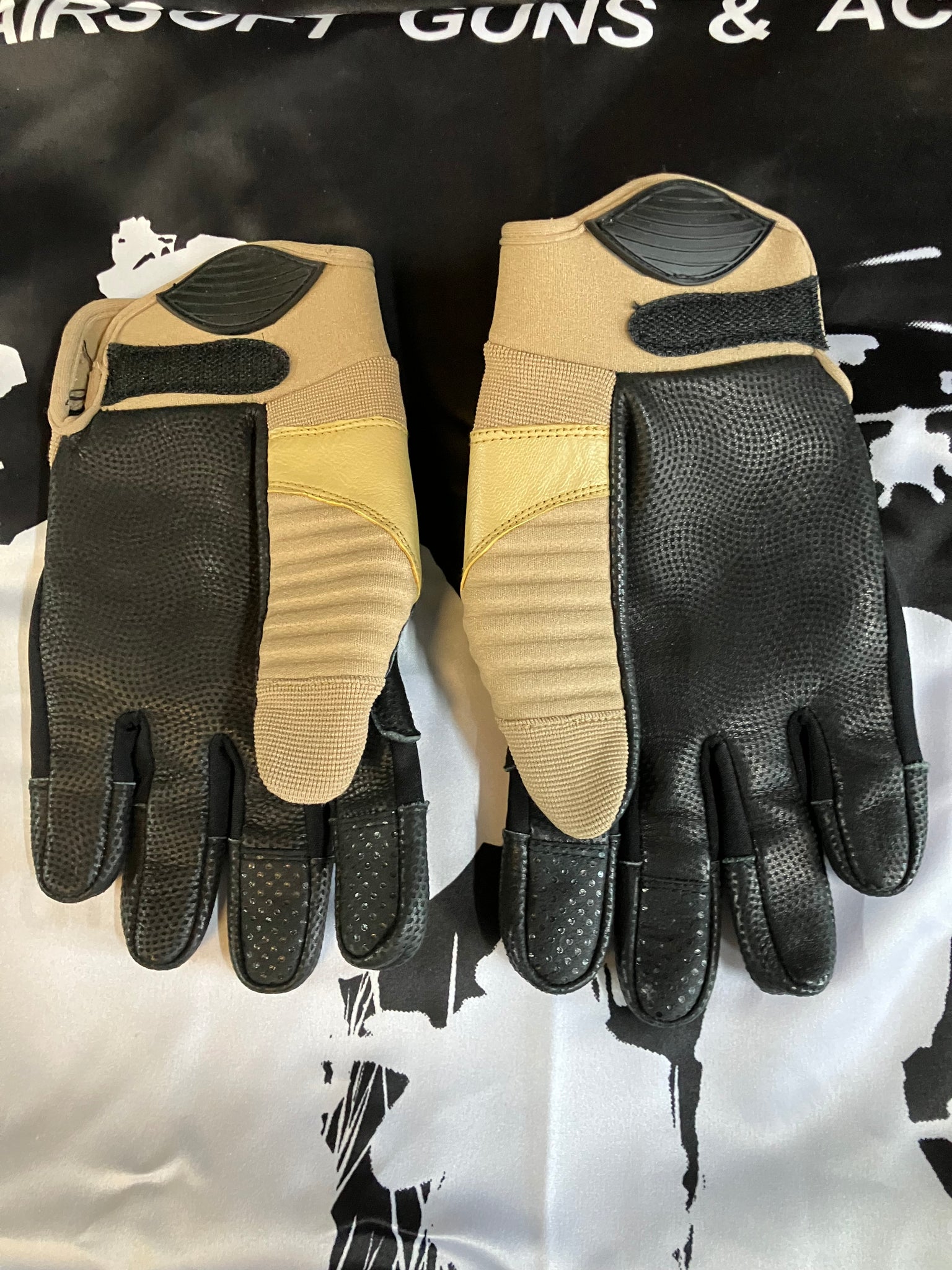 Tan Highlander Armoured Gloves